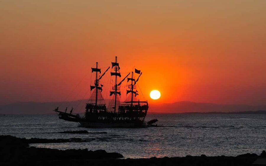 Alanya: Luxury Mega Pirate Boat W/ Lunch, Drinks & Transfer - Cruising Alanya in 90 minutes: the payoff for low effort