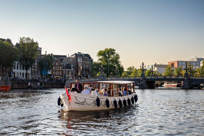 Amsterdam: Luxury Boat Cruise Unlimited Cocktails, Beers & Wines - Getting on board behind Krasnapolsky on Dam Square