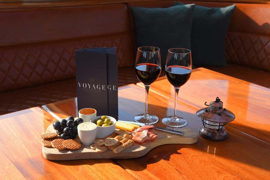 Amsterdam: Luxury Canal Cruise with Optional Snacks & Drinks - Arriving at dVijff Vlieghen: The Easy Start