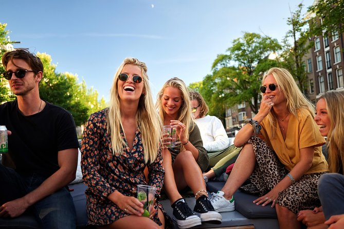 Amsterdam: Saloon Boat Cruise + Unlimited Drinks & Bite option - Guide style that keeps the hour from dragging