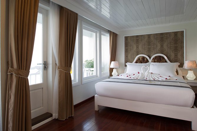 Bai Tu Long bay Luxury Cruise 2D/1N: Less touristy places, Kayaking, full meals - Value for $210: where your money really goes