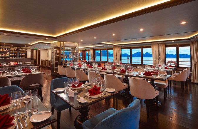 Bai Tu Long bay Luxury Cruise 2D/1N: Less touristy places, Kayaking, full meals - The on-boat programming: tai chi and a cooking class that add texture