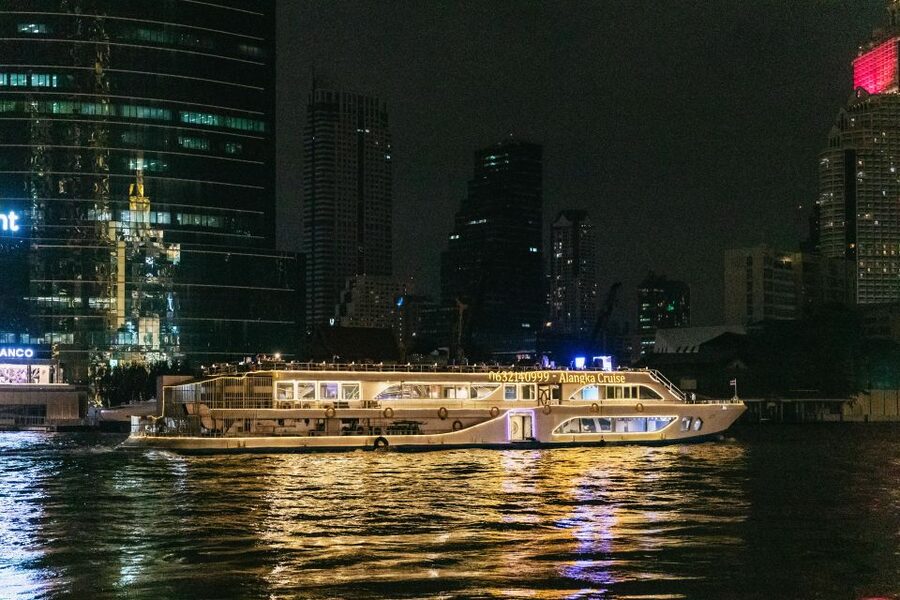 Bangkok: Alangka Luxury Buffet Dinner Cruise With Live Music - The Seafood and Thai Buffet: What to Prioritize