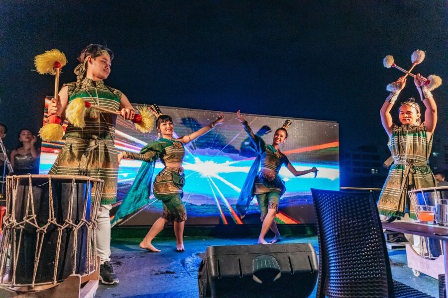 Bangkok: Alangka Luxury Buffet Dinner Cruise With Live Music - Drinks, Service, and the Little Things That Add Up