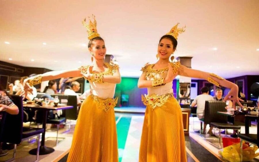 Bangkok: Luxury White Sunset or Dinner Cruise with Beer - The food and drinks: what “Thai and international seafood buffet” really means