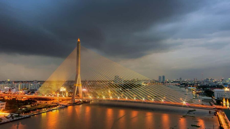 Bangkok: Luxury White Sunset or Dinner Cruise with Beer - Live entertainment onboard: cabaret and Thai dance vs live music at sunset
