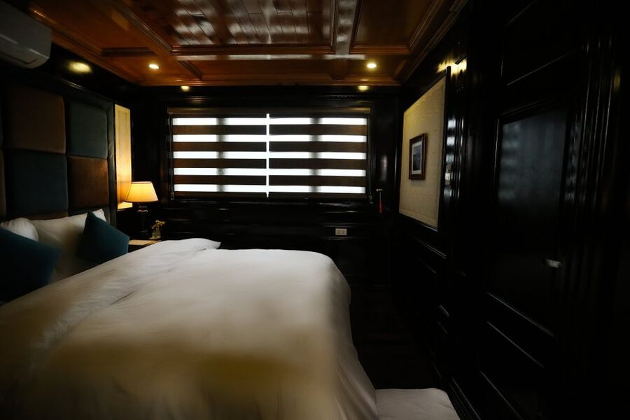 BestSeller - 2 Day 5-Star Overnight Cruise of Highest Safety - Day 2: morning bay time, Frog Pond, and the midday finish