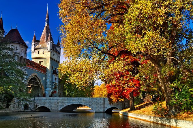Budapest Private Luxury Sightseeing Tour with Guide and Transport - Western Railway Station and National Museum: Big Exteriors, Short Time