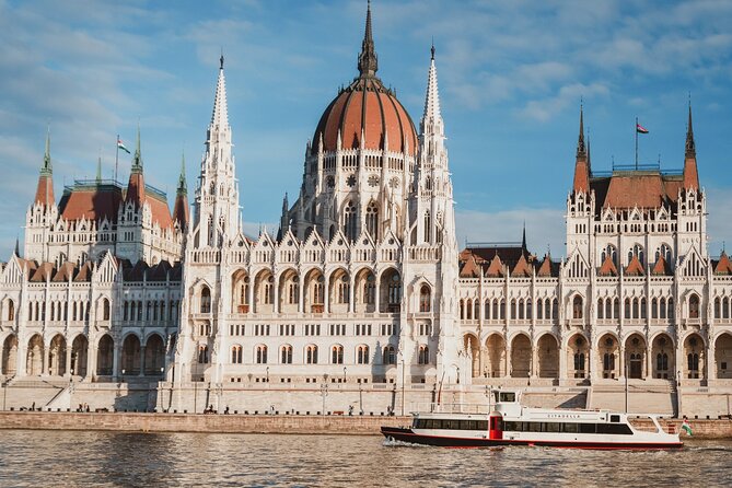 Budapest River Cruise with 1 Free Tokaj Frizzante and Audio Guide - Using the 30-language audio guide (and why headphones matter)