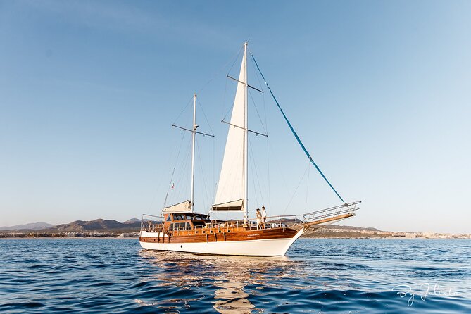 Cabo San Lucas Luxury Sailing Yacht and Dinner with a Chef - Premium Open Bar and Chef Timing: How the Night Flows