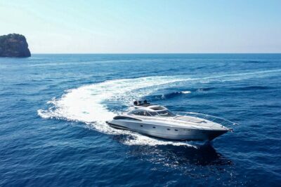 Capri: discover the beauties of the island aboard a Luxury Boat - Meet the crew: why captain skill matters on rough-water days