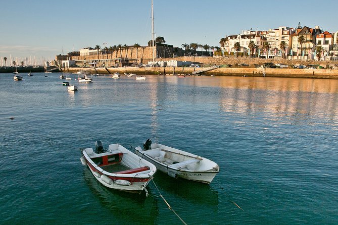 Cascais: Glamour and Decay by The Lisbon Coastline - Private Tour - Praia da Rainha: the photogenic starting scene