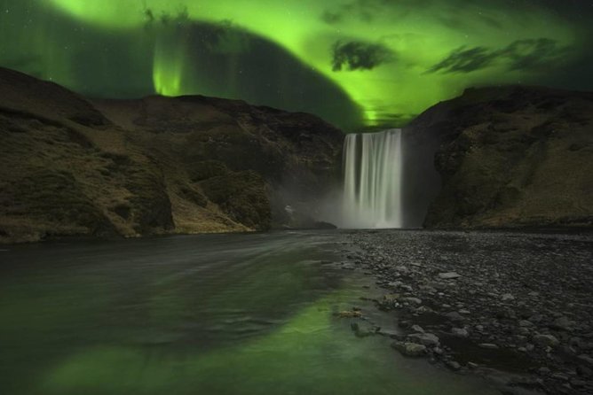 Chasing Aurora Borealis with Warmth and Treats in Premium Tour! - How This Late-Night Minibus Hunt Feels in Real Life