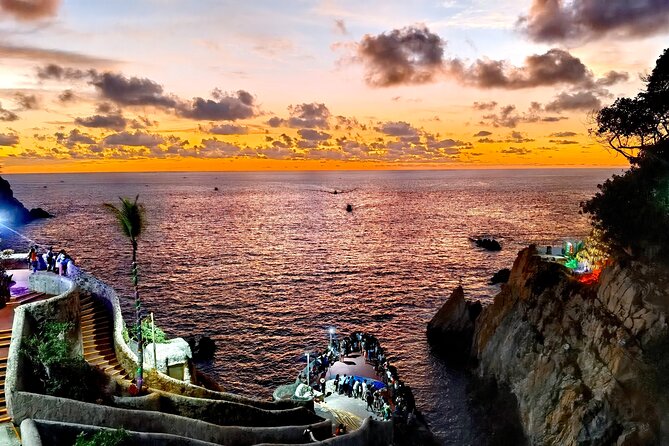 Cliff Diver De Luxe with Different Options at "La Quebrada" - La Perla Dinner: Reserved Seats With Real Meal Comfort