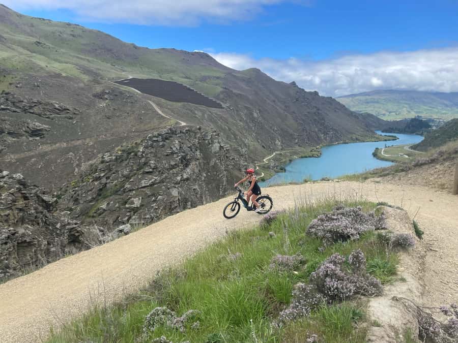 Cromwell: Lake Dunstan Trail Bike Rental and Luxury Shuttle - Starting at Junction Lookout: the day kicks off in plain order