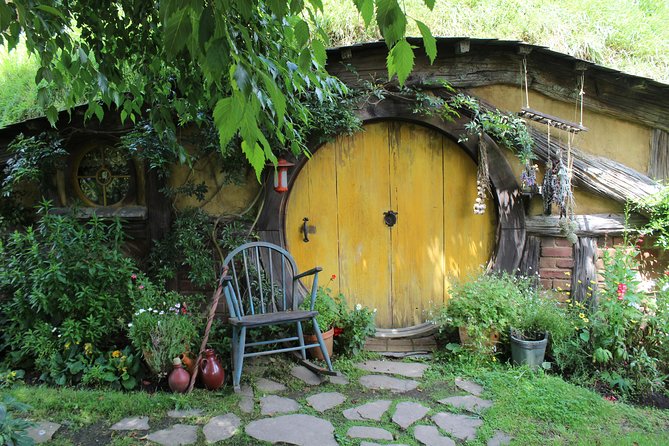 Day Tour Hobbiton + Rotorua from Auckland in Luxury Minibus - The 13-Hour Day: Comfort, Commentary, and Small-Group Timing