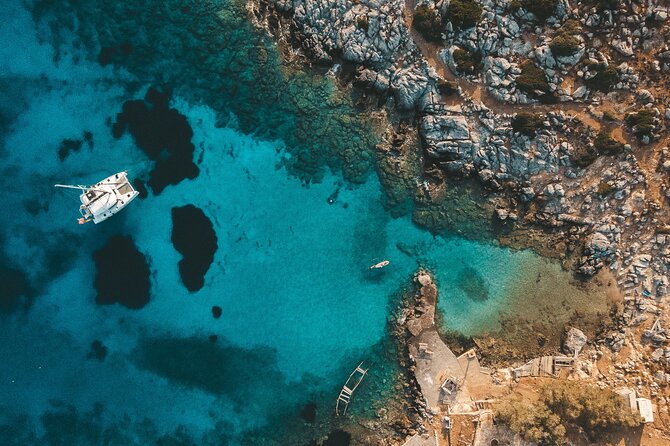 Dia Island Catamaran – Premium Lunch, Open Bar, Small Group - Rocca a Mare Photo Stop and Settling In on Deck