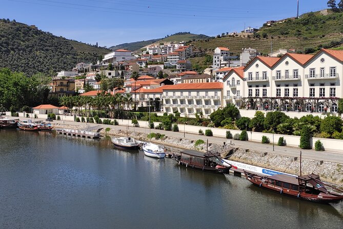 DOURO TOURS - Premium Tour - Pinhão railway station: tiles, details, and local storytelling