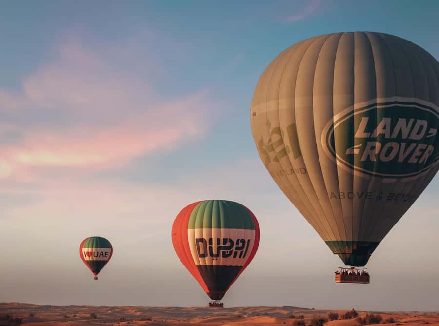 Dubai: Luxury Balloon Flight with Michelin-Curated Breakfast - Falconry in Mid-Air: A Dubai Tradition Played for Real