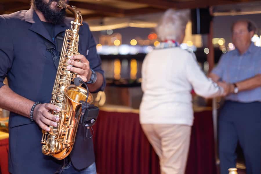 Dubai: Luxury Canal Dinner Cruise with Optional Transfers - Food and drinks: international buffet with Arabic favorites (and what to plan for)