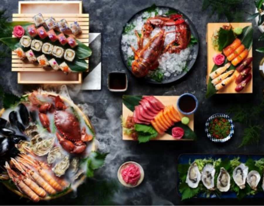 Dubai: Luxury Dinner Buffet at Gastronomy Atlantis The Royal - Getting seated: indoor comfort vs outdoor skyline and fountains