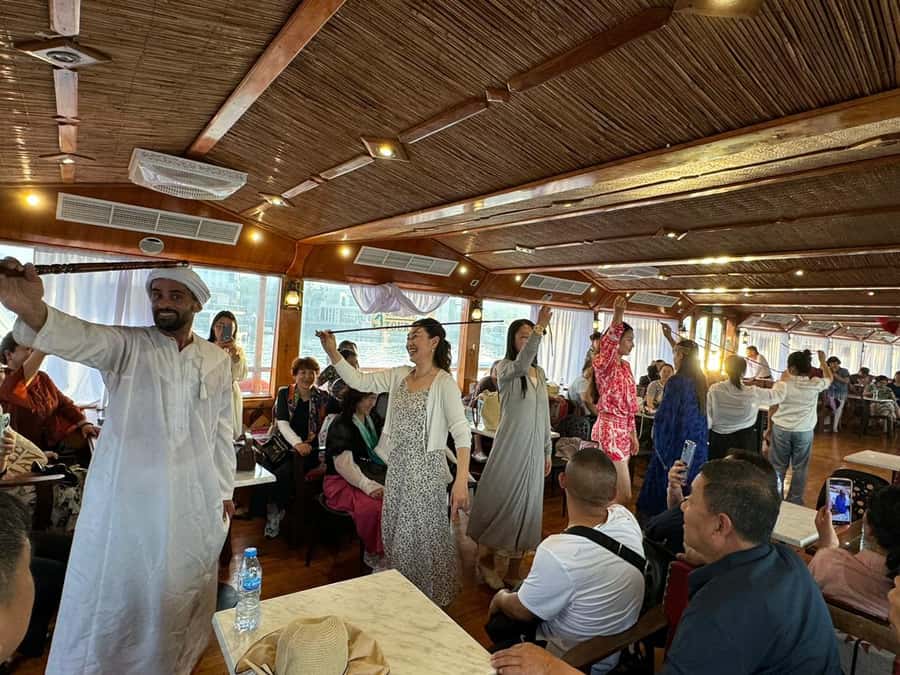 Dubai: Luxury Dinner Cruise with Live Music - What Happens Onboard: Drinks, Buffet Flow, and Live Music