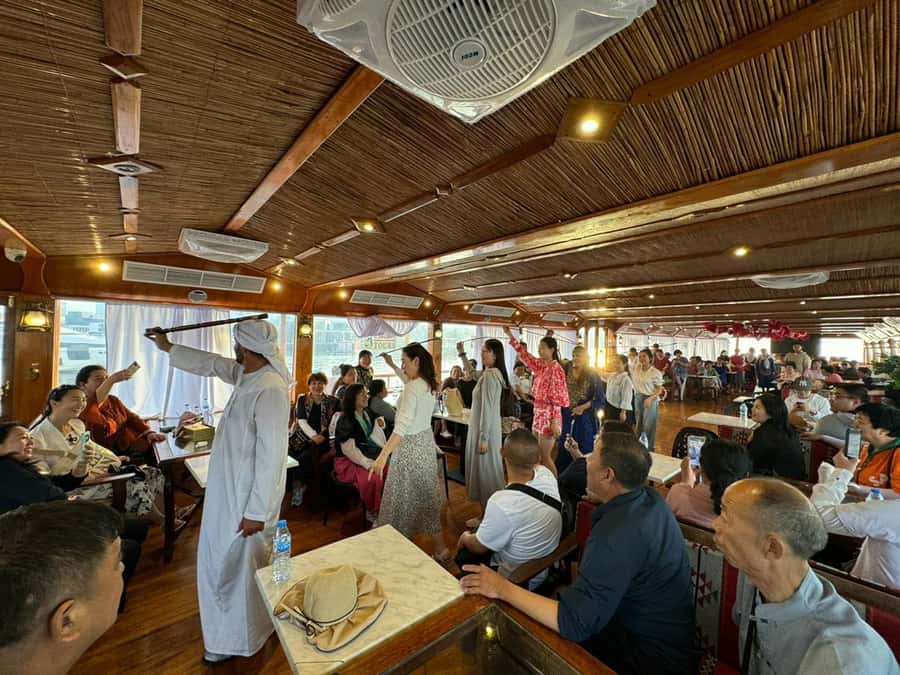 Dubai: Luxury Dinner Cruise with Live Music - The Route and Views: Heritage Village to the Modern Skyline