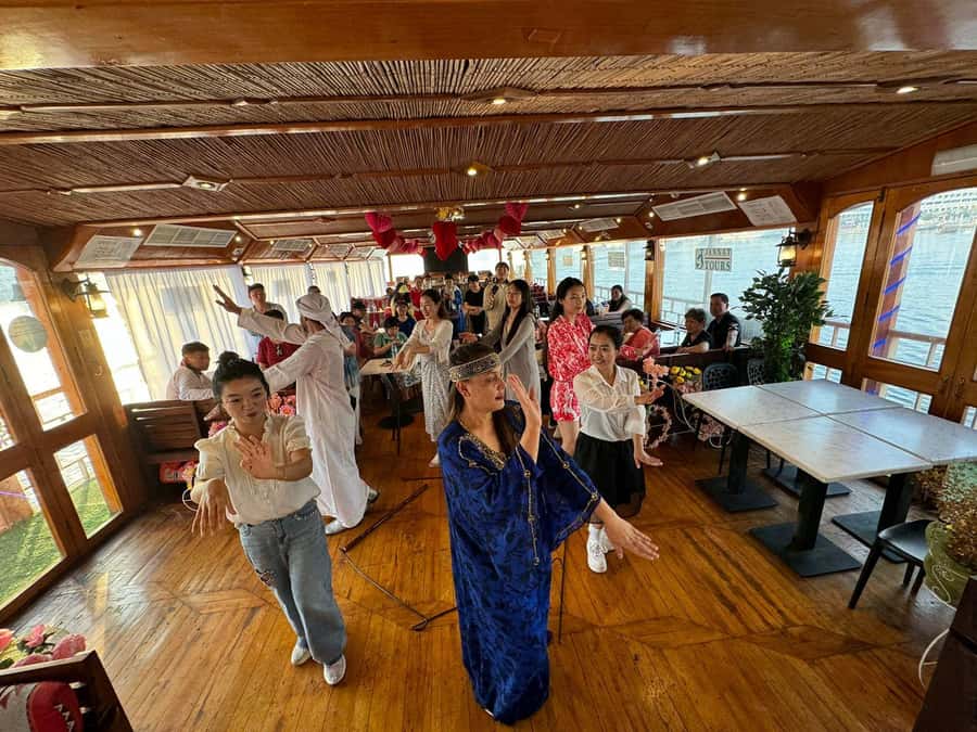Dubai: Luxury Dinner Cruise with Live Music - Tanoora Dance and Live Performance: The Cultural Moment