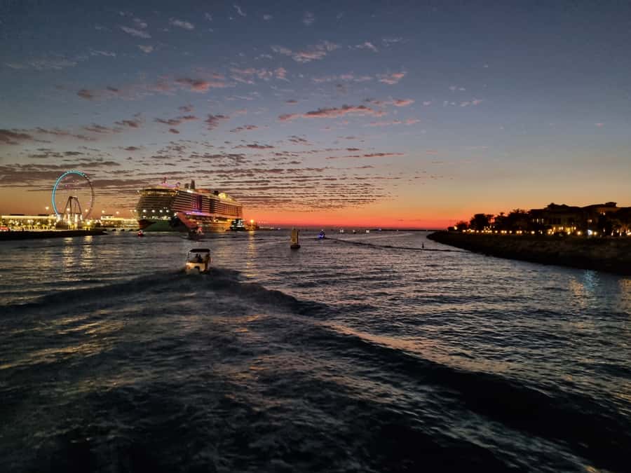 Dubai: Luxury Sightseeing Cruise with Food and Drinks - Key things to know before you go