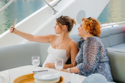 Dubai Luxury Yacht Tour with Live BBQ & Drinks - Onboard comfort and the full service setup (virtual guide, music, WiFi)