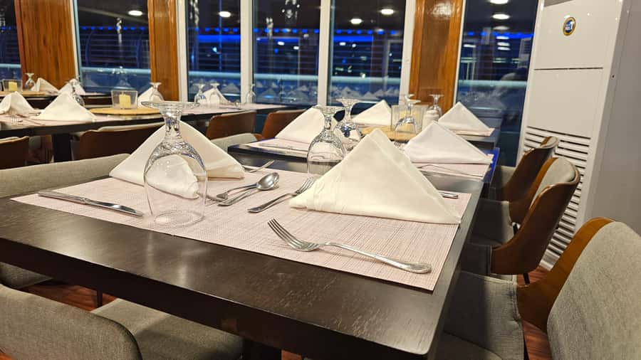 Dubai: Marina Premium Dinner Cruise with Unlimited Drinks - DJ, Live Entertainment, and the Tempo of the Night