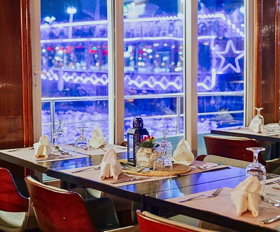 Dubai: Marina Premium Dinner Cruise with Unlimited Drinks - Photo Opportunities and the Onboard Photographer Reality