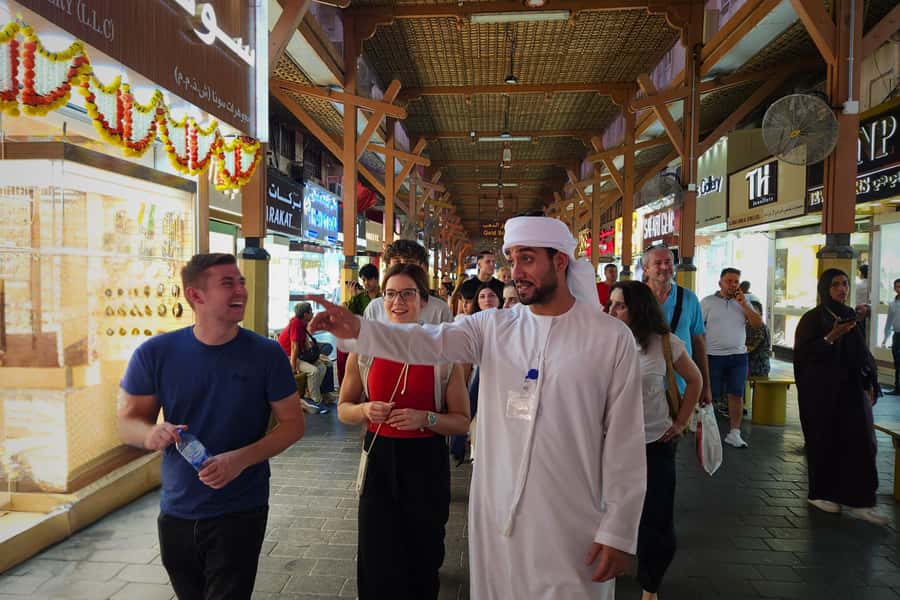 Dubai: Premium Old Town, Street Food, Souks & Boat Ride Tour - Al Souq Al Kabeer stop: Quick shopping time that doesn’t eat your whole day