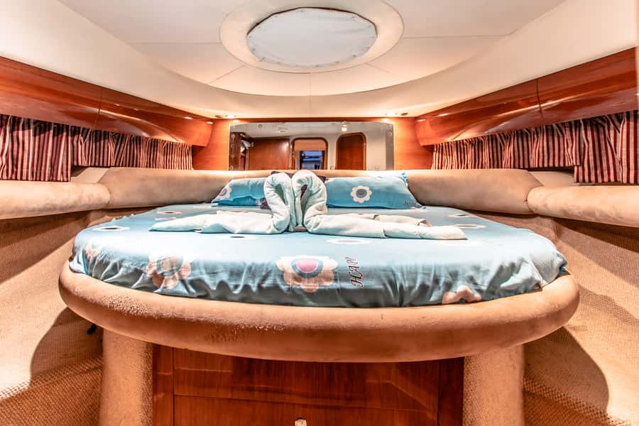 Dubai: Private Luxury Everest Yacht Cruise from Dubai Marina - Jumeirah Zabeel Saray and the Atlantis Area: The Photo Stops That Have a Point