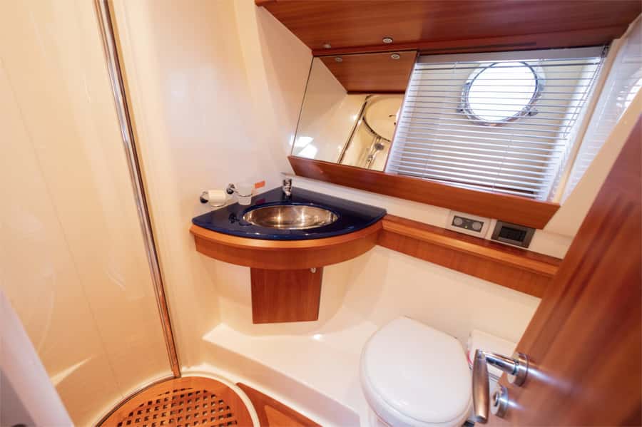 Dubai: Private Luxury Yacht Cruise for up to 20 People - Onboard Comfort: What’s Included (and What Isn’t)