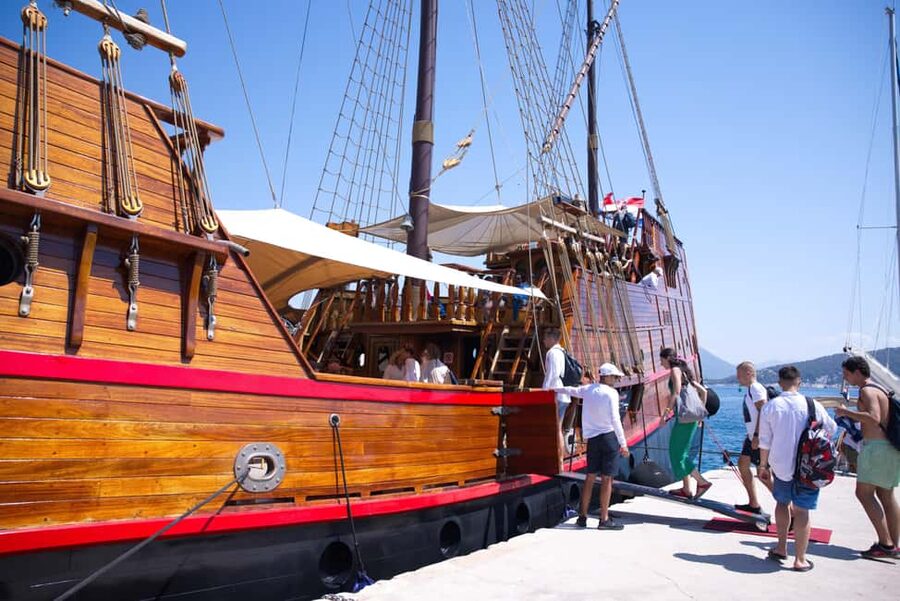 Dubrovnik: Elaphiti Island Luxury Pirate Ship Cruise - Stop 2: Šipan and the Skočibuha mansion, with wine tasting options