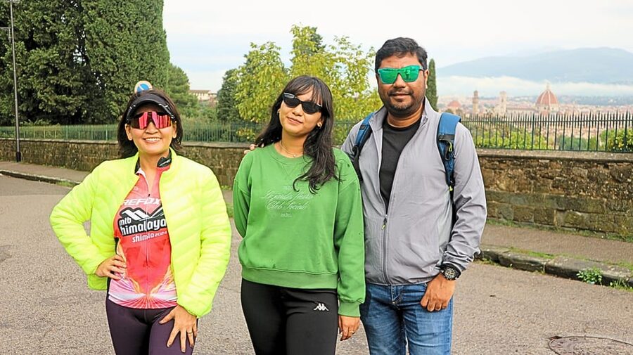 Florence Premium E-Bike Tour + Photo Shoot and Tastings - Getting started in Piazza Ognissanti, right by the action