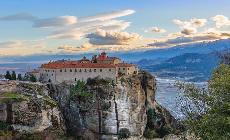 From Athens: Meteora Full-Day Trip with Guide on Luxury Bus - Why the guide quality matters more than you think