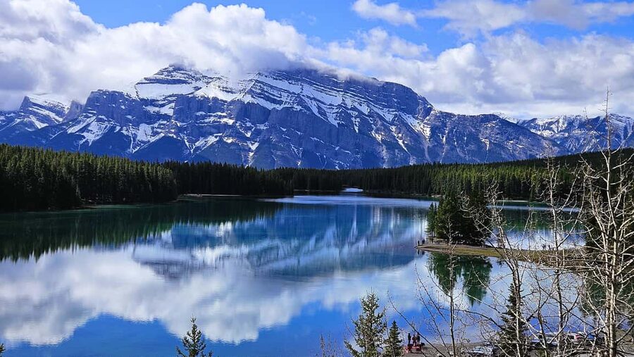 From Calgary/Canmore: Banff National Park Premium Day Trip - Lake Minnewanka in winter: ice-blue color and quiet time