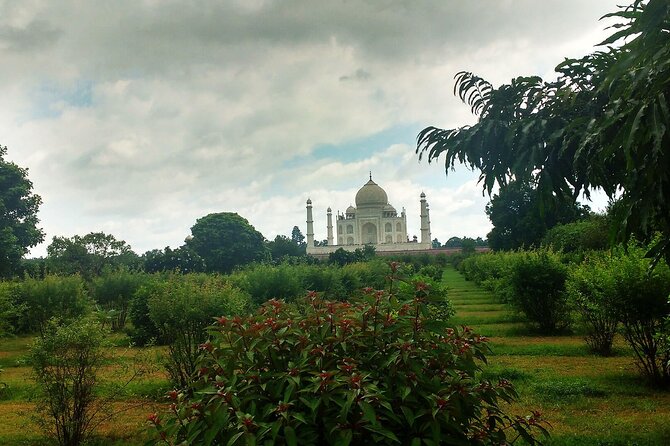 From Delhi : Luxury Taj Mahal Tour By Luxury Car- All Inclusive - Art Emporio shopping stop: crafts, carpets, and jewelry