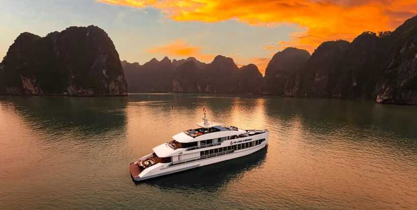 From Ha Long: Luxury Symphony Day Cruise with 2 Jacuzzi Pool - Food and Drinks: What the Included Lunch Usually Feels Like