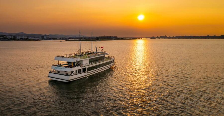 From Hanoi: 1-Day Halong 5-Star Cruise w/Jacuzzi & Limousine - A 5-star Halong Bay day with limousine comfort
