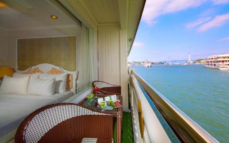 From Hanoi: 2-Day Bai Tu Long Bay Luxury Cruise with Jacuzzi - Lunch at 10:30AM and back to Hanoi by 11:30AM