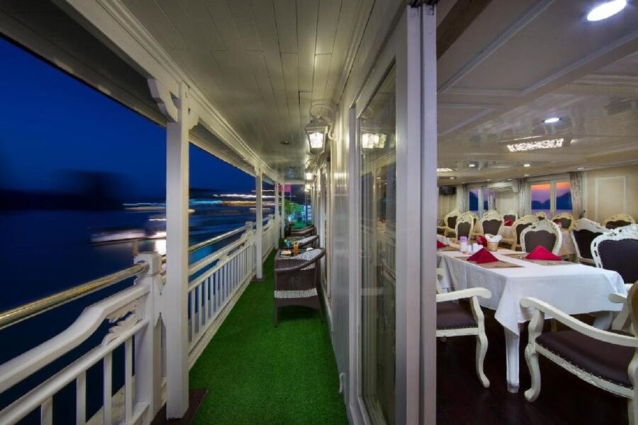From Hanoi: 2-Day Bai Tu Long Bay Luxury Cruise with Jacuzzi - Day 1 on Bai Tu Long Bay: Vung Vieng floating fishing village in winter