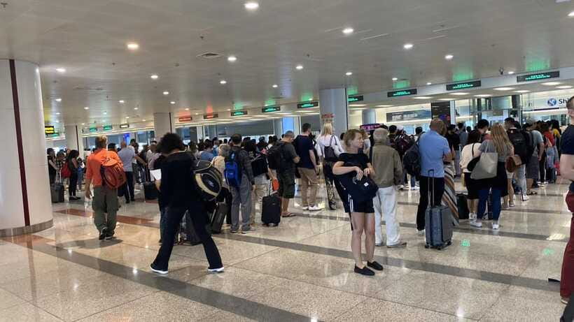 From Ho Chi Minh Airport: Premium Fast Track Immigration - Luggage Claim, Porter Support, and Meeting Your Driver