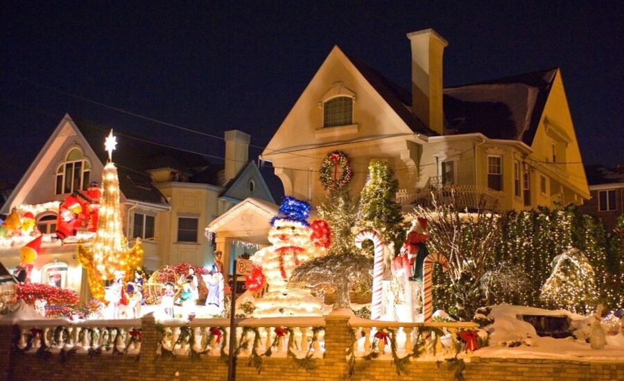 From Manhattan: 4-Hour Christmas Lights Luxury Bus Tour - Dyker Heights: Why This Brooklyn Neighborhood Feels Like a Christmas Film Set