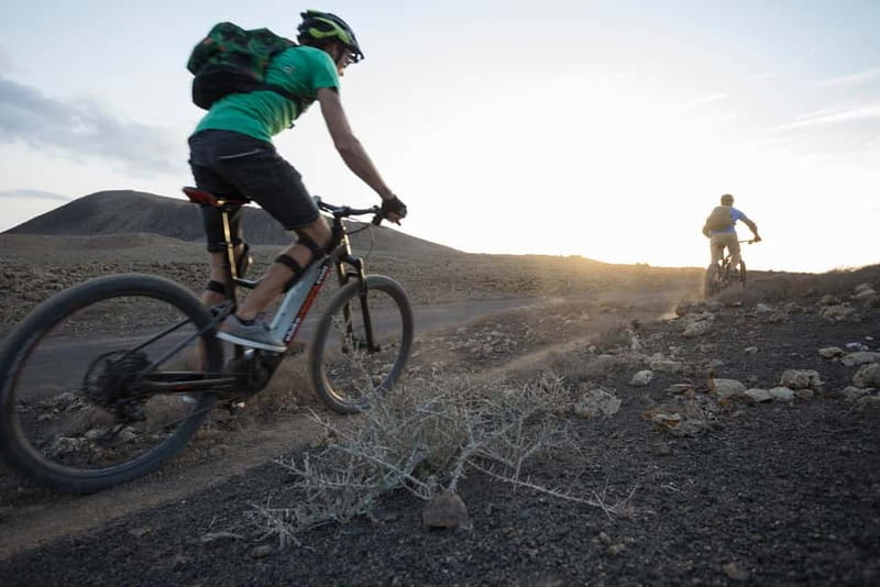 Fuerteventura North: PREMIUM E-bike guided tour - Corralejo Start: Acua Water Park meeting point and your first 15 minutes