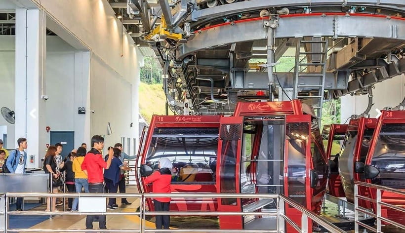 Genting Highland: Premium Outlets Cable Car - Awana SkyWay: The 10-minute cable car ride to SkyAvenue