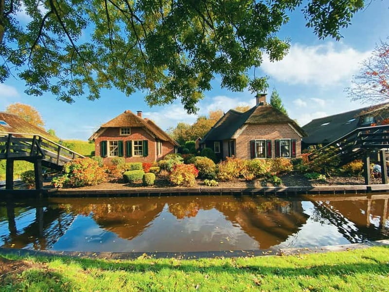 Giethoorn : Luxury Private open boat tour with local captain - A Private 1-Hour Giethoorn Cruise From Zuiderpad 14A
