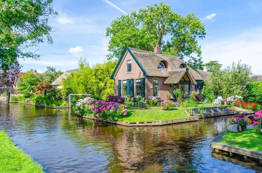 Giethoorn : Luxury Private open boat tour with local captain - The New Open-Roof Boat: Comfort, Sightlines, and a Few Practical Perks